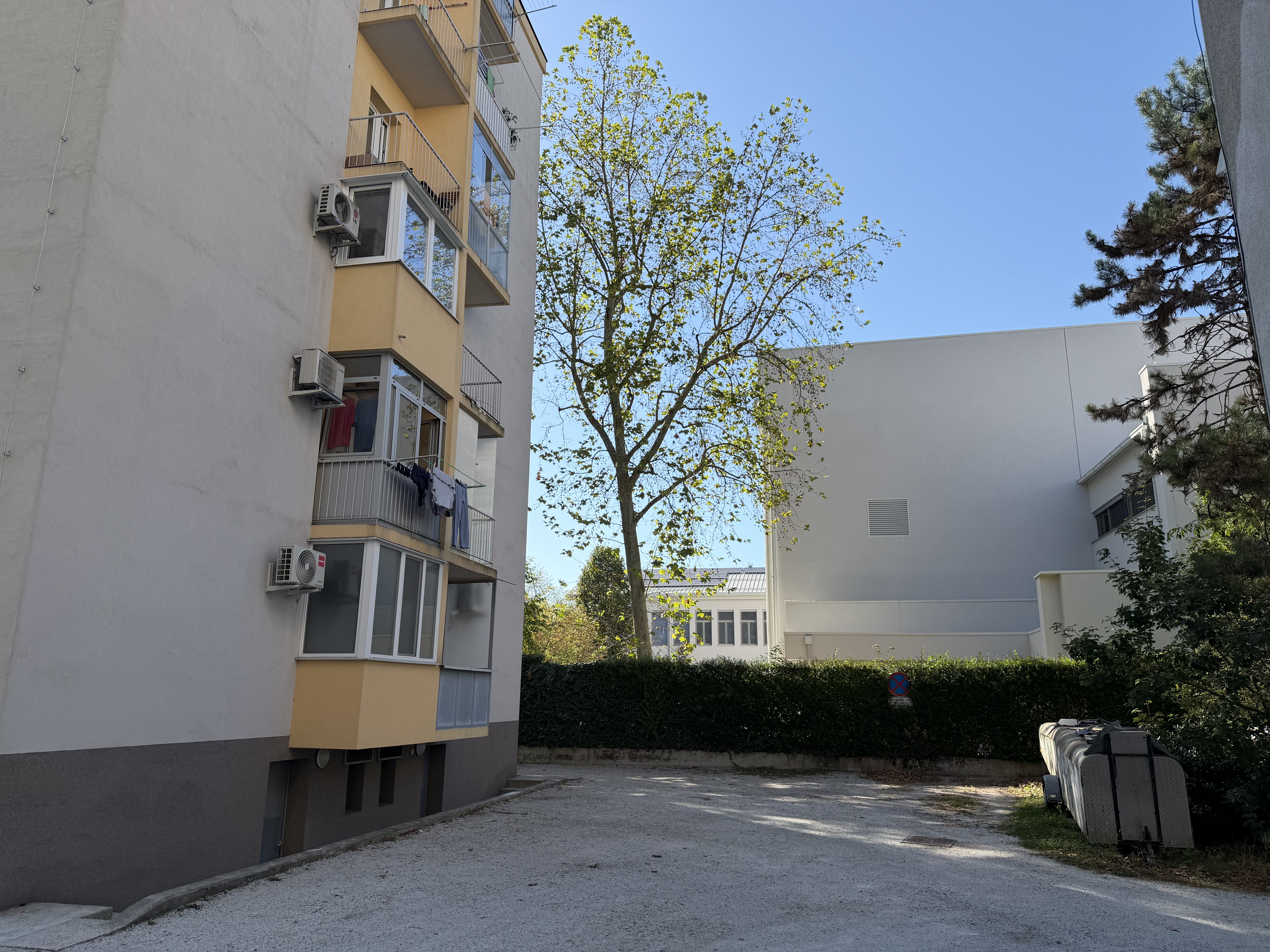 Exterior photo 3