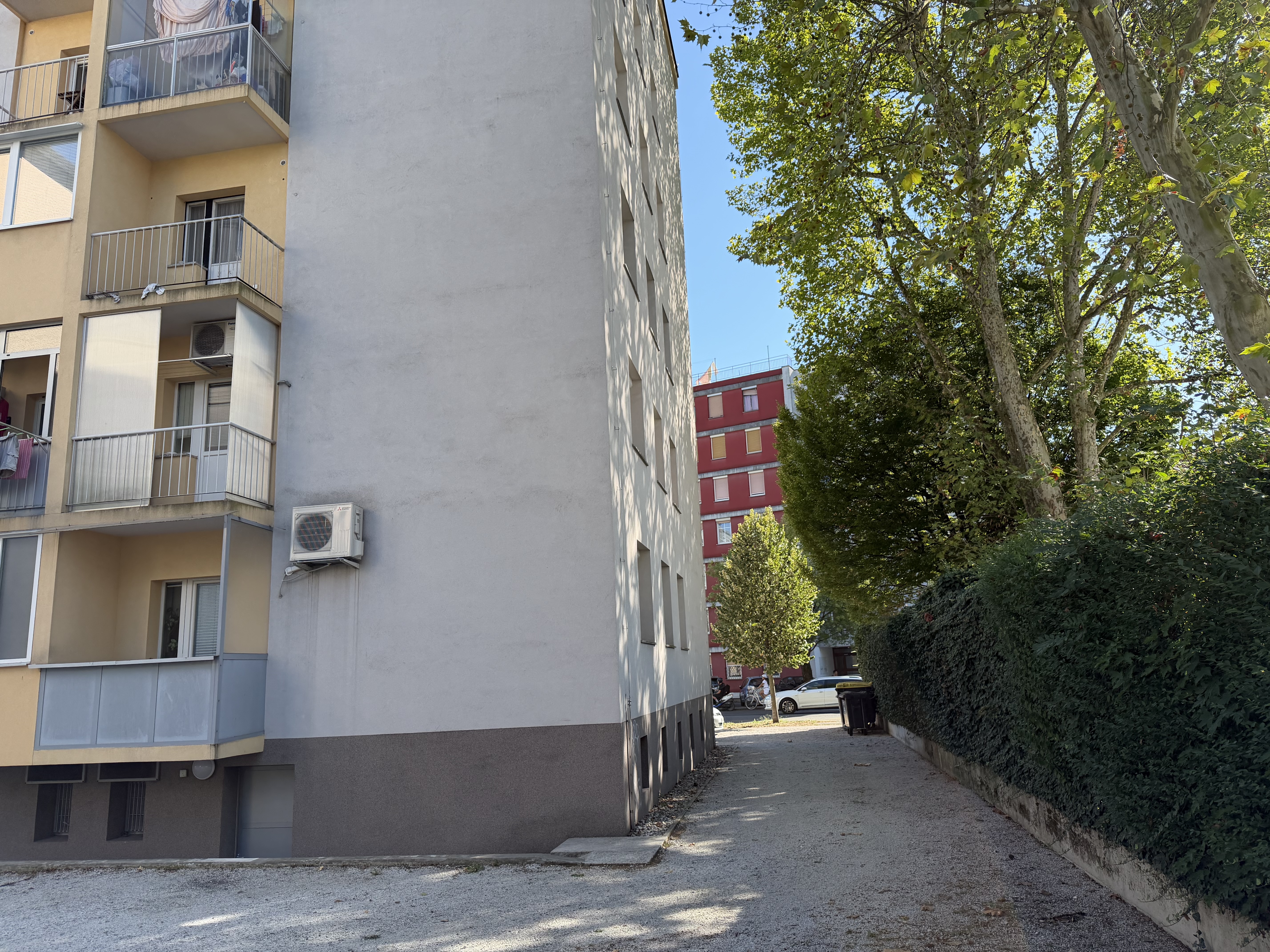 Exterior photo 4